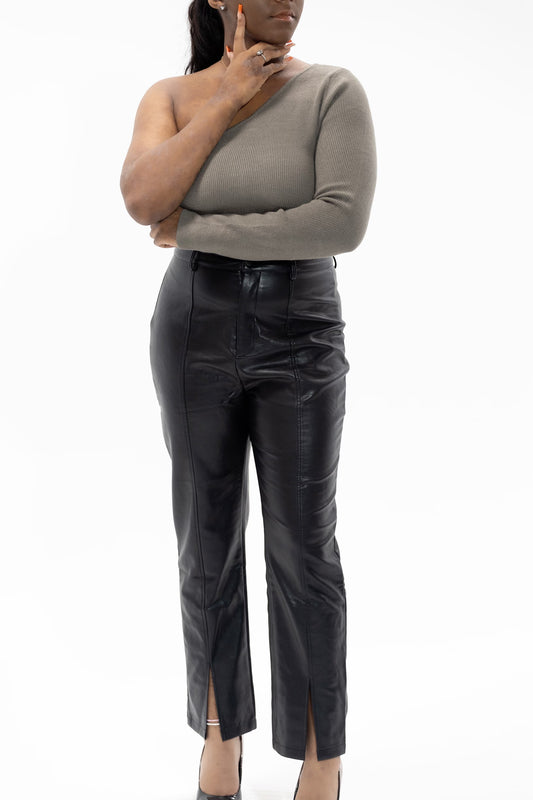 pantalones de cuero negro