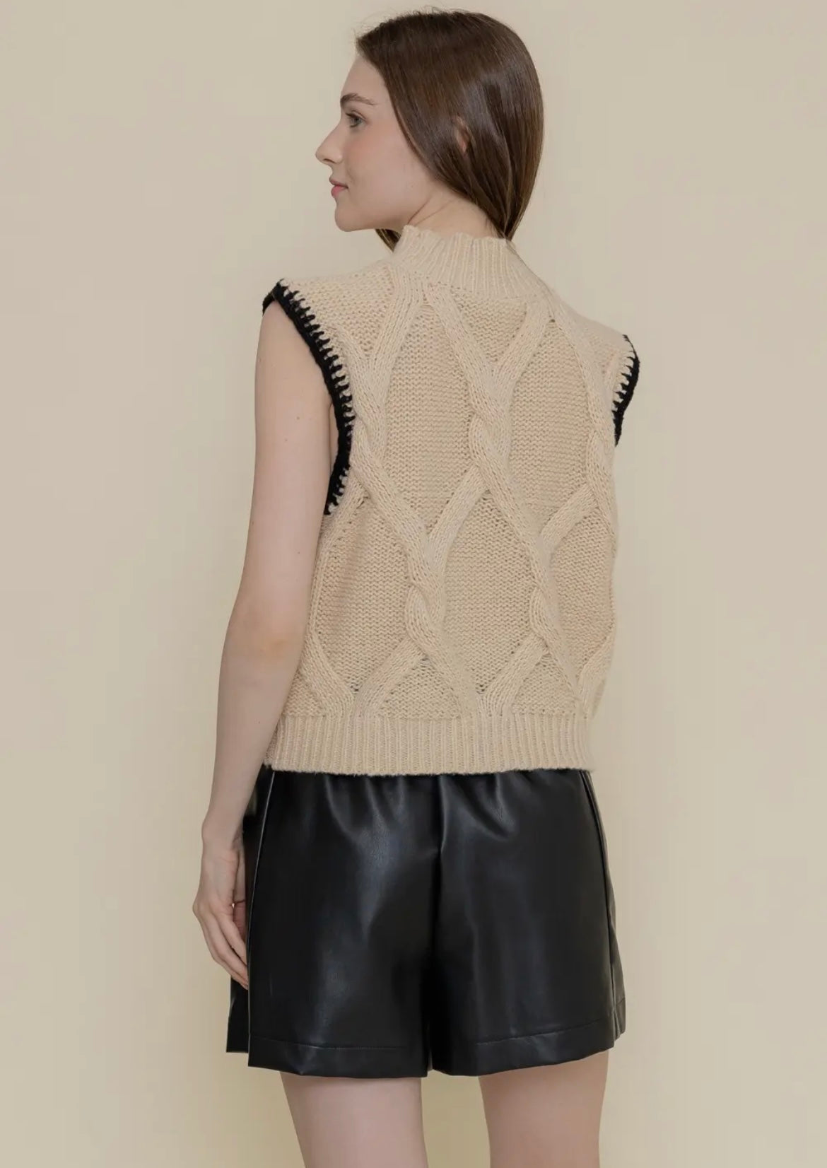 Chic Color Block Mock Neck Cap
Sleeve Knit VEST