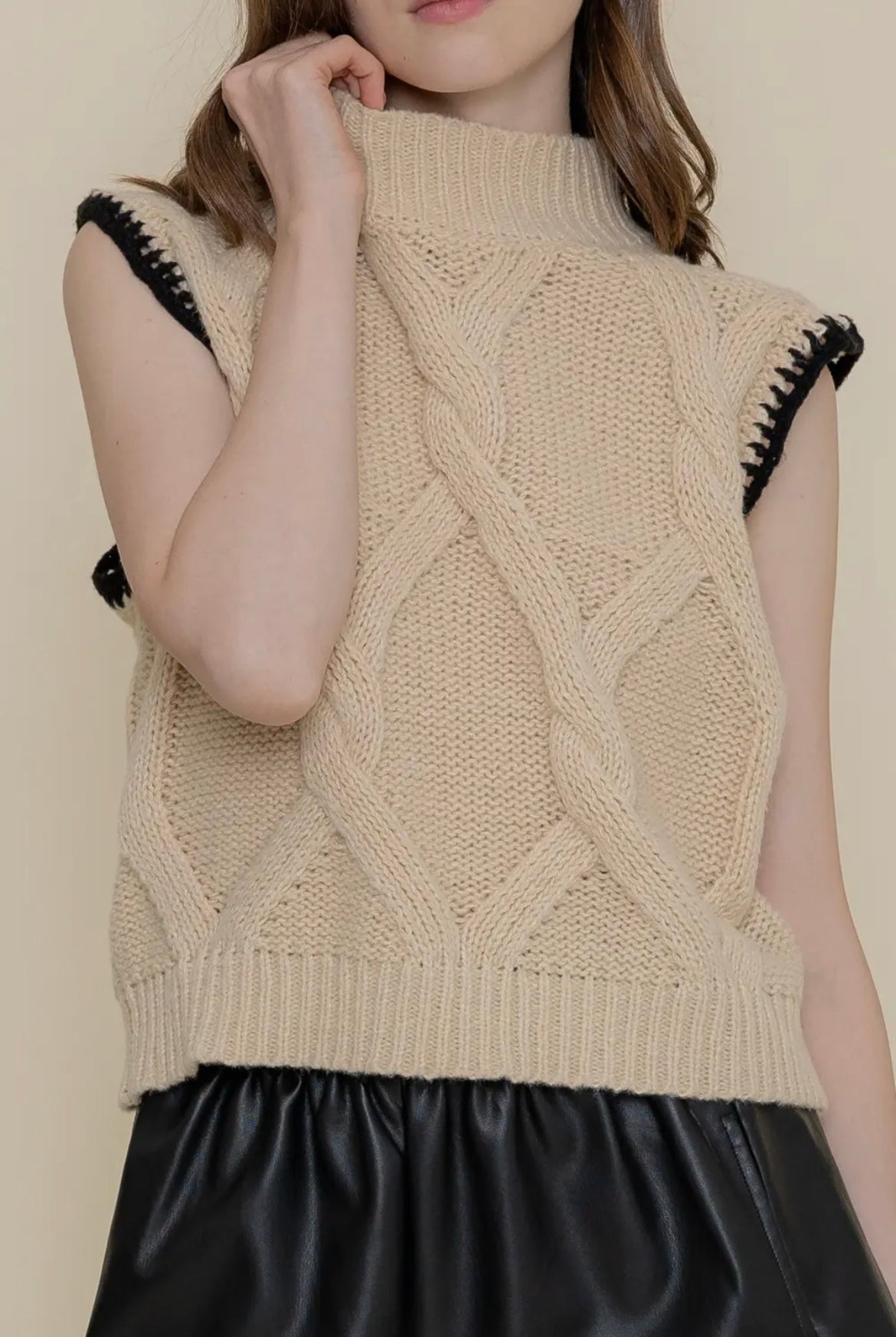 Chic Color Block Mock Neck Cap
Sleeve Knit VEST